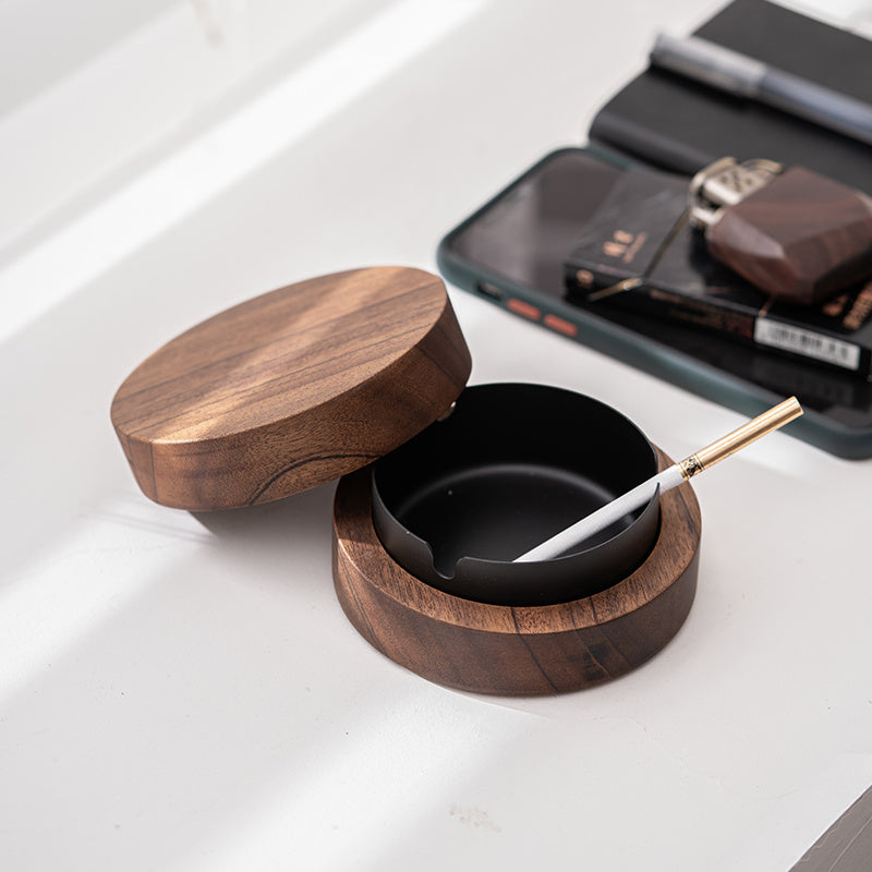 Walnut Wood Ashtray – Old-School Luxury with Timeless Craftsmanship